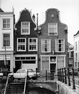 351198 Gezicht op de voorgevels van de panden Oudegracht 323 (rechts, Café De Morgenster) en Oudegracht 325 te Utrecht. ...